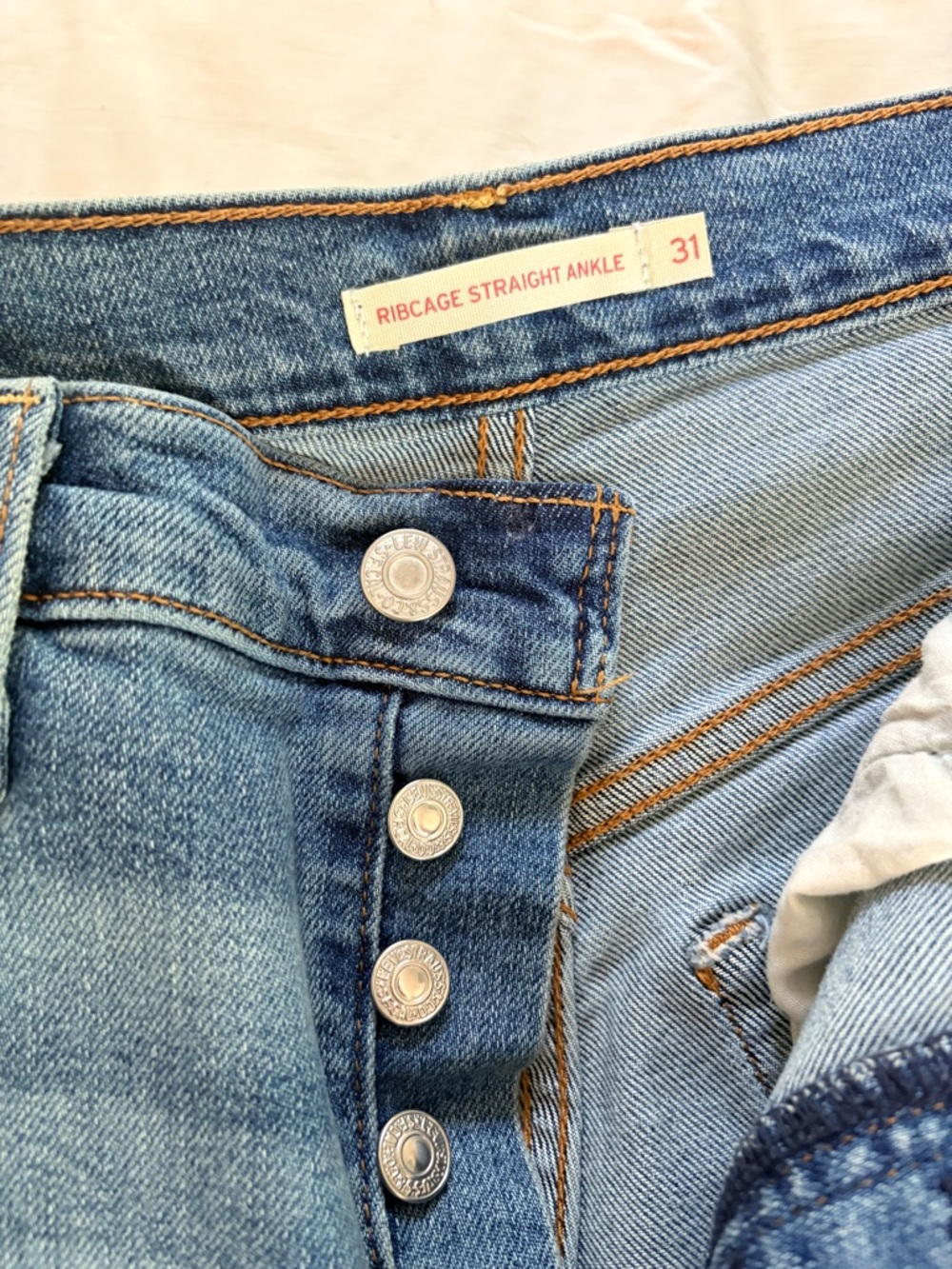 Levi Ribcage Straight Jeans - Like New, Excellent Condition - Picture 4 of 6